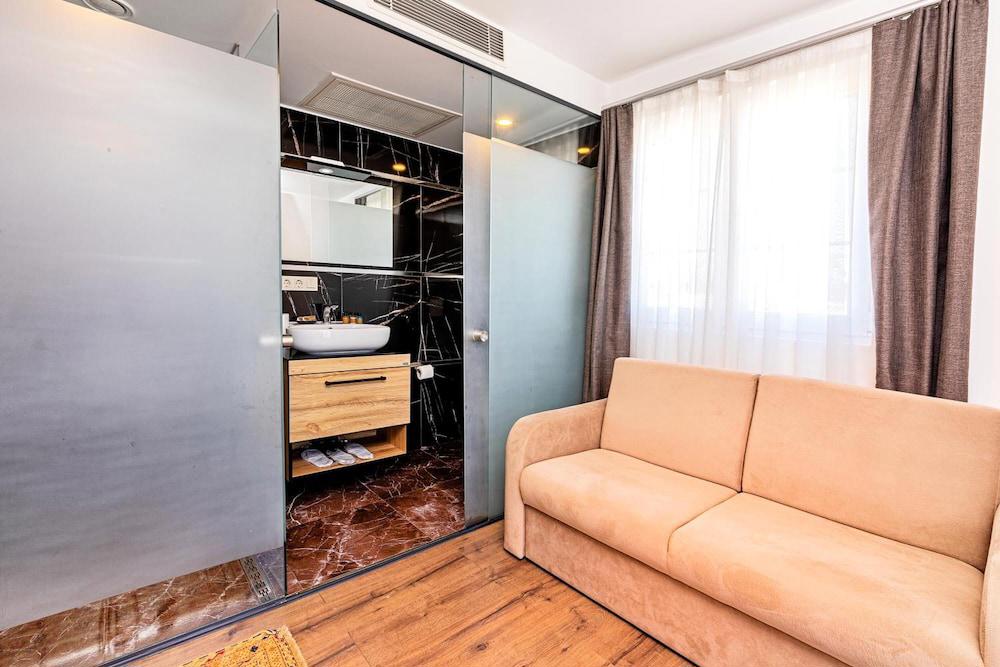 Neda Hotel