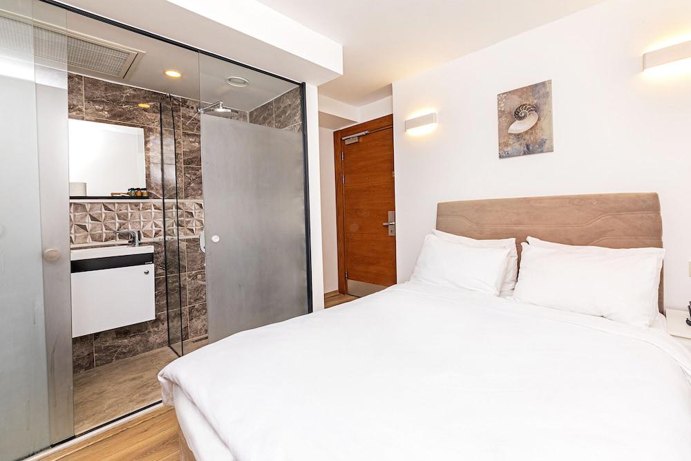 Neda Hotel