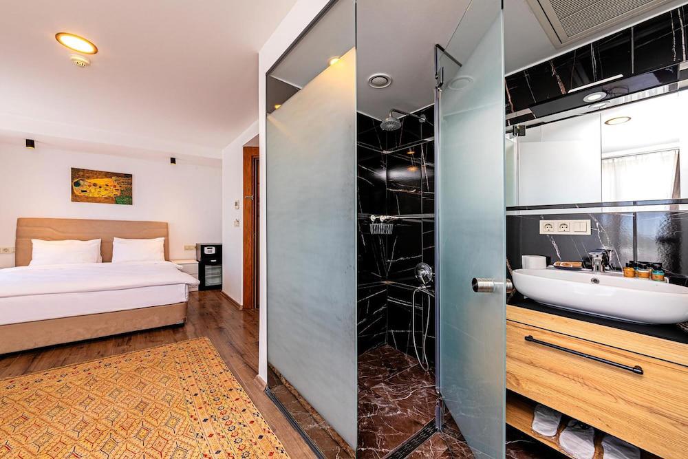 Neda Hotel