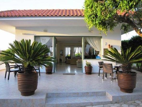 Nikolas Villas Apartments