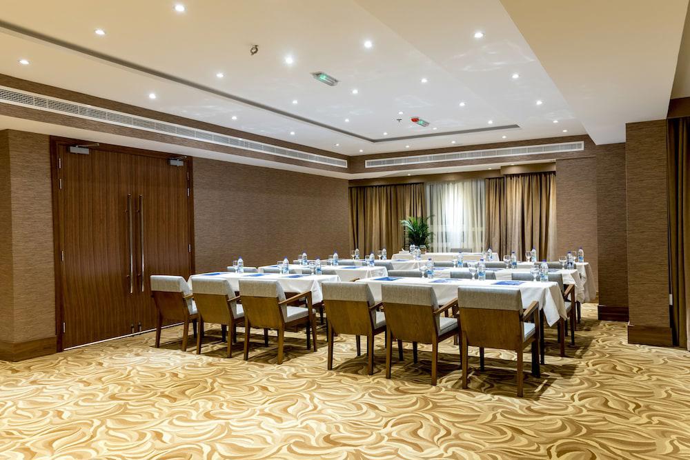 Hawthorn Suites By Wyndham Abu Dhabi City Center