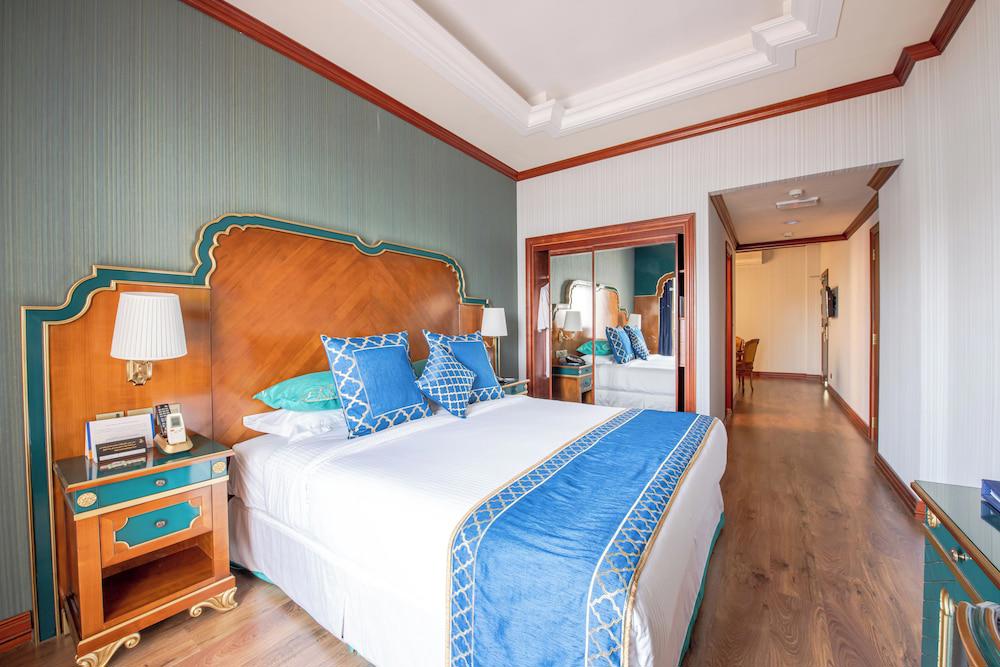Riviera Hotel