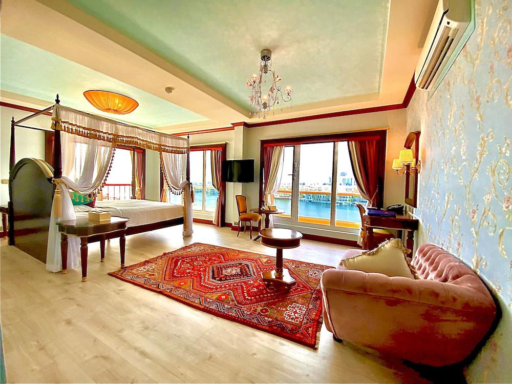Riviera Hotel