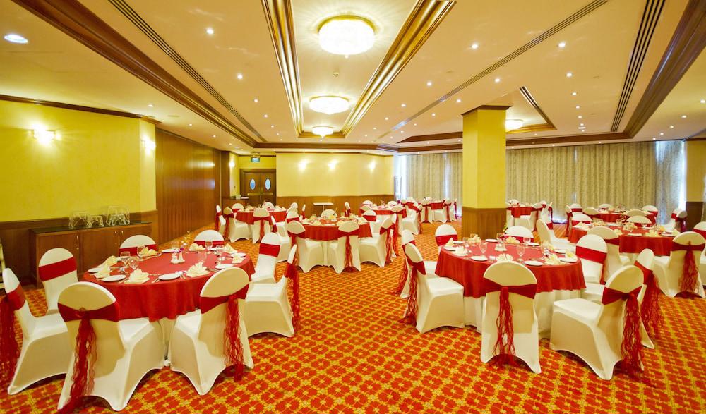 Al Bustan Center & Residence Hotel