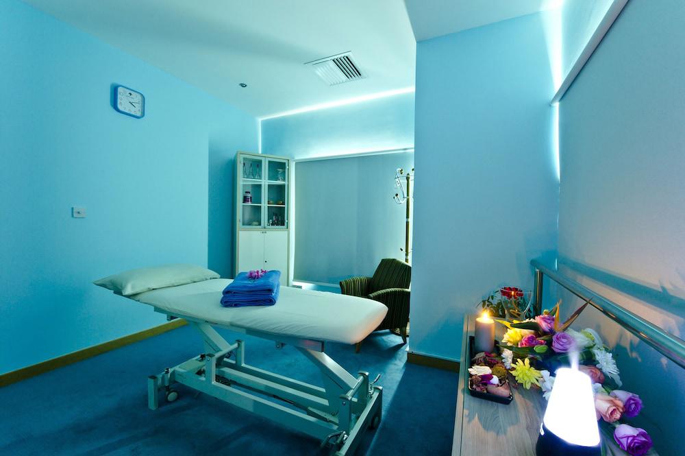 Al Bustan Center & Residence Hotel