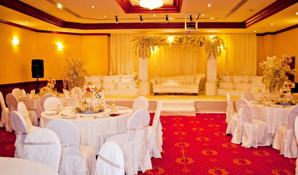 Al Bustan Center & Residence Hotel