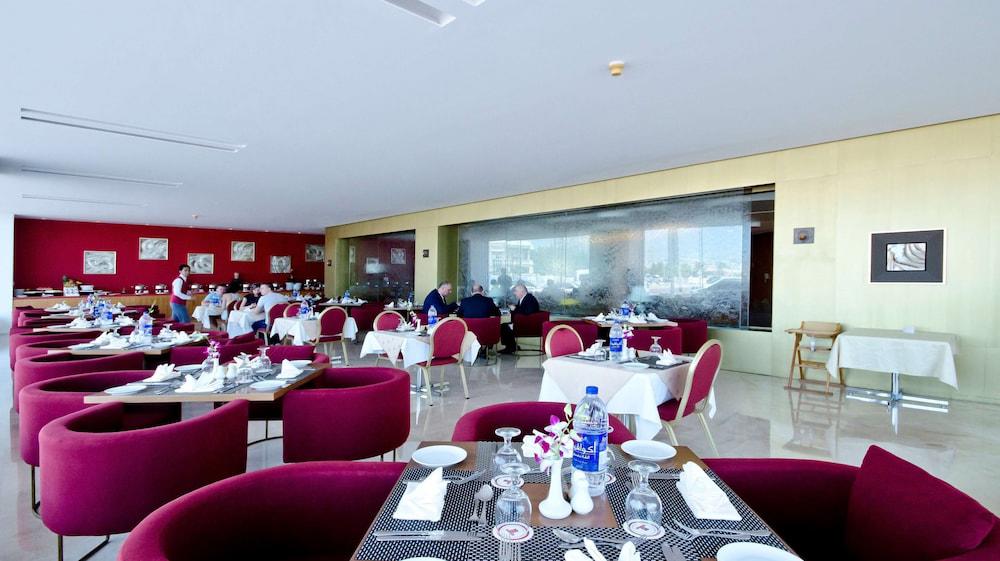 Al Bustan Center & Residence Hotel