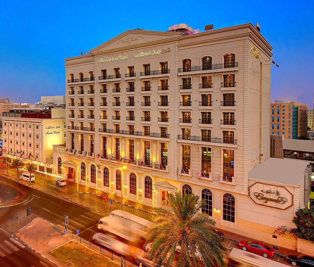 ROYAL ASCOT HOTEL.