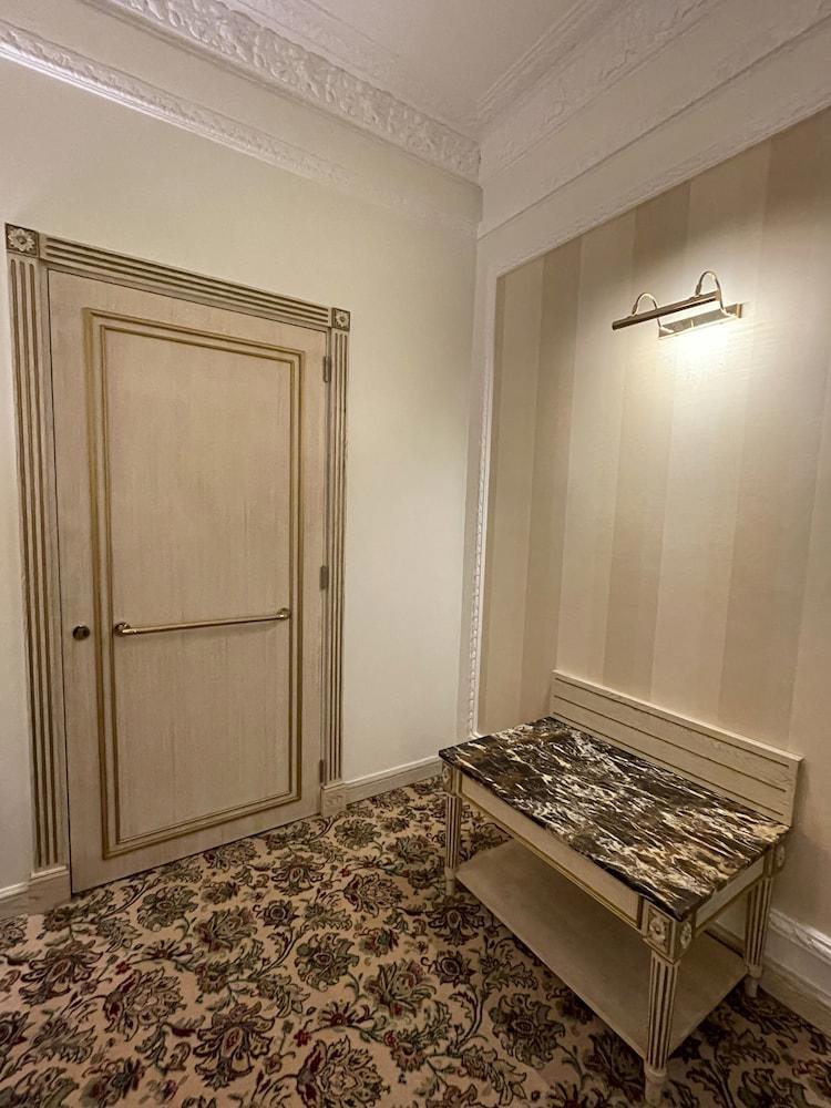 Royal Rose Hotel
