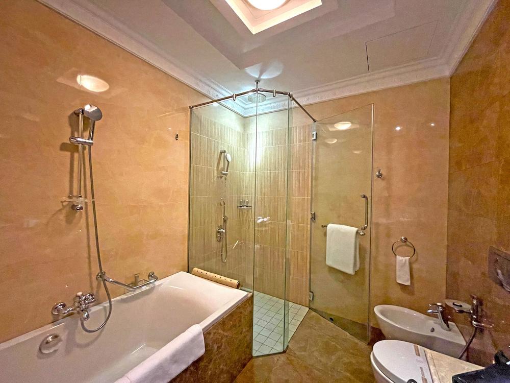 Royal Rose Hotel