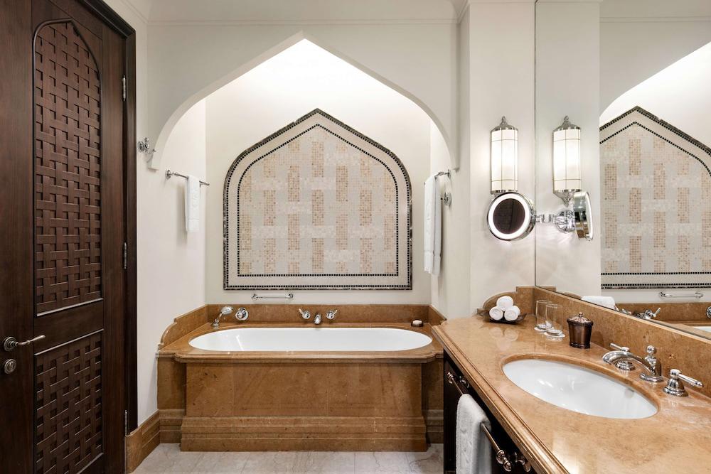 Shangri La Qaryat Al Beri