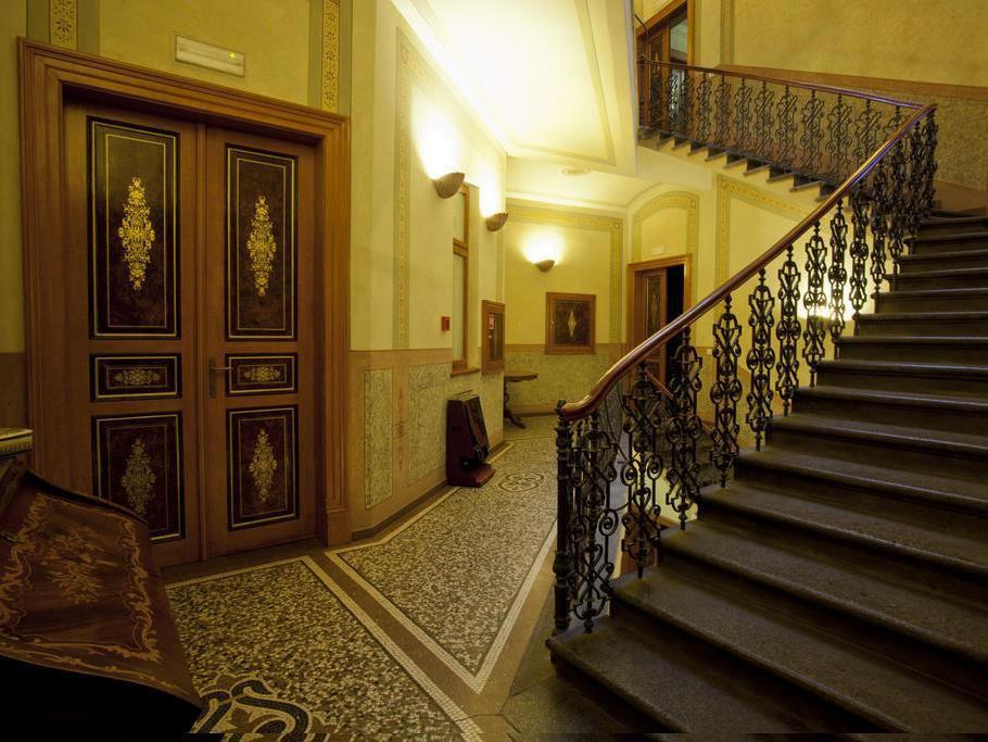 Deminka Palace