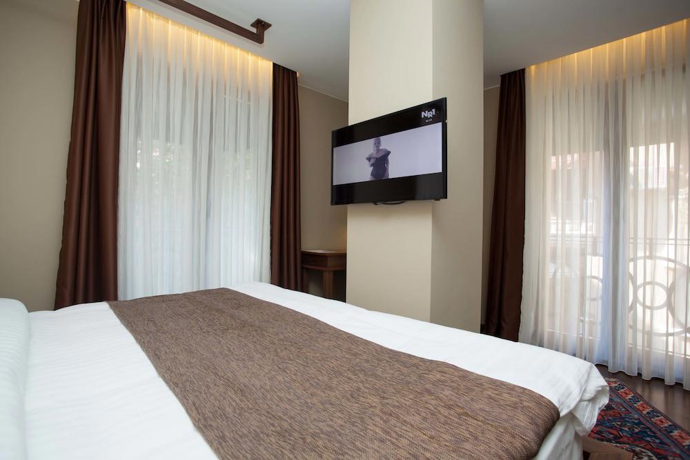 Juliet Rooms & Kitchen