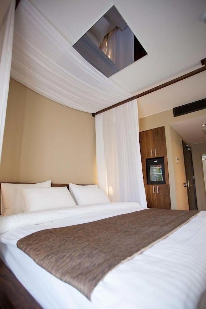 Juliet Rooms & Kitchen