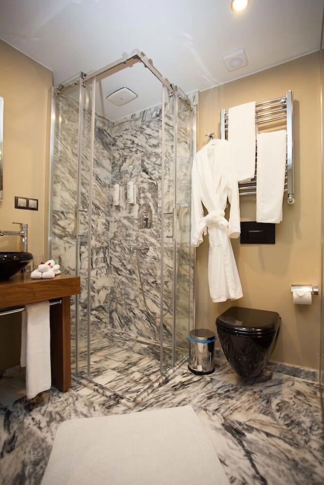 Juliet Rooms & Kitchen