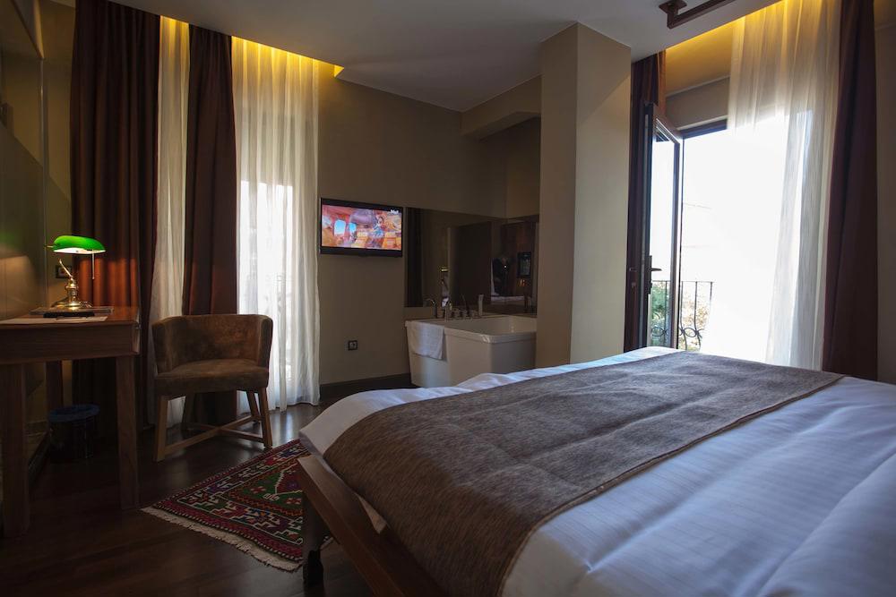 Juliet Rooms & Kitchen