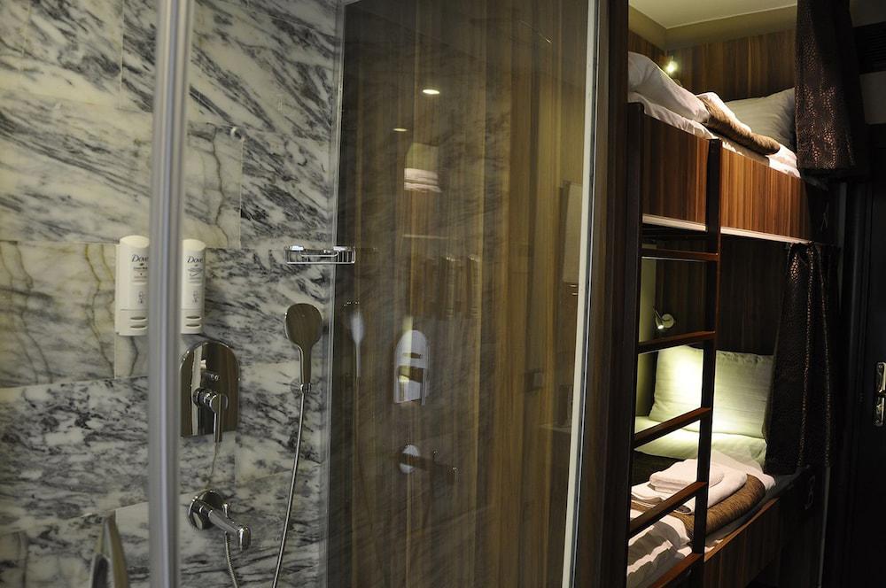 Juliet Rooms & Kitchen
