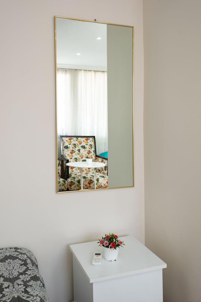 Merot Suites