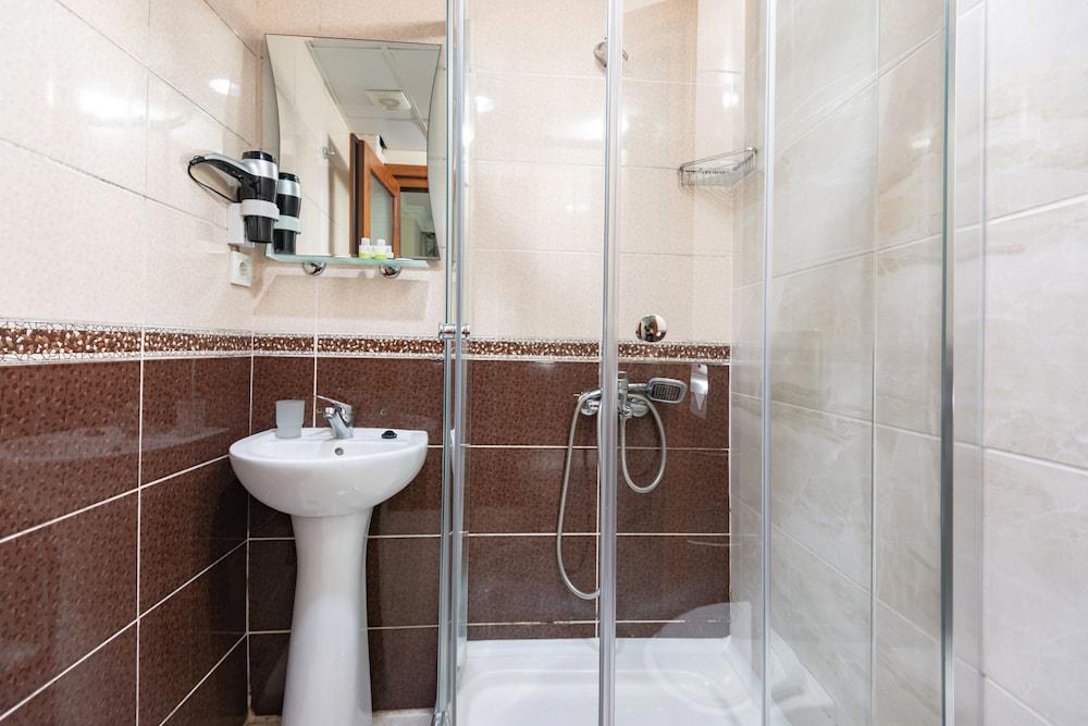 Merot Suites