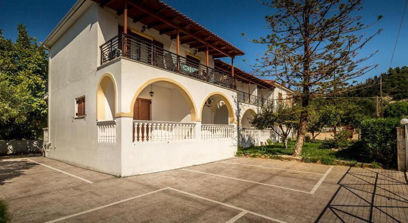 Kiki Studios & Apartments