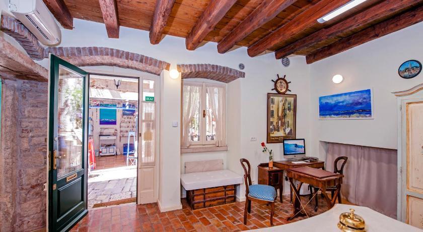 Rooms Sotto I Volti