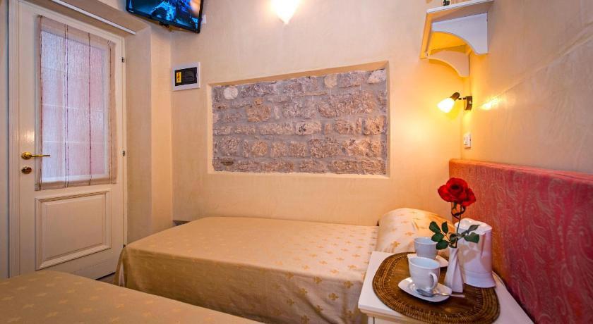 Rooms Sotto I Volti