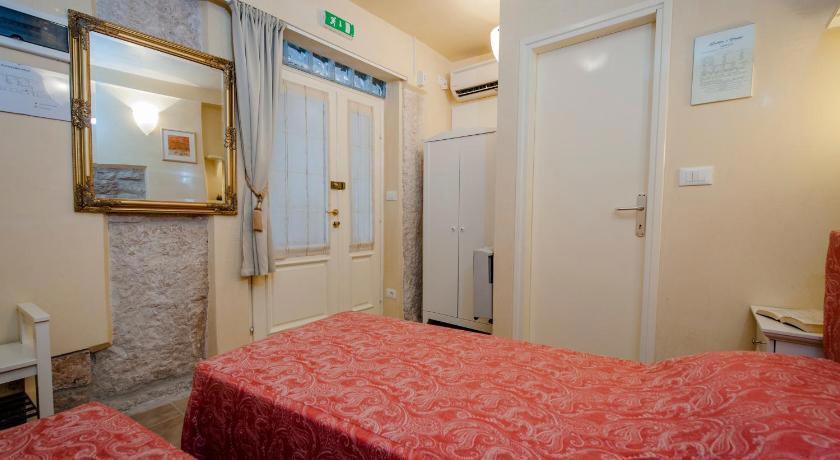 Rooms Sotto I Volti