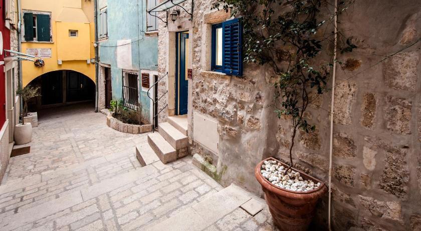 Rooms Sotto I Volti