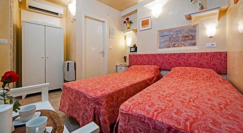 Rooms Sotto I Volti