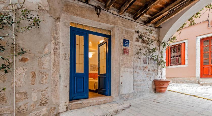 Rooms Sotto I Volti