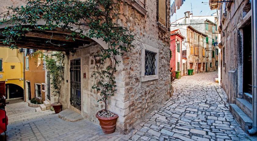 Rooms Sotto I Volti