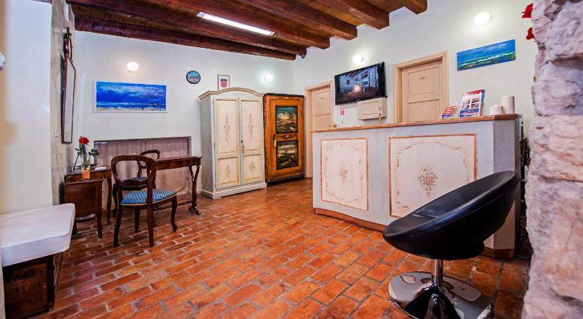 Rooms Sotto I Volti