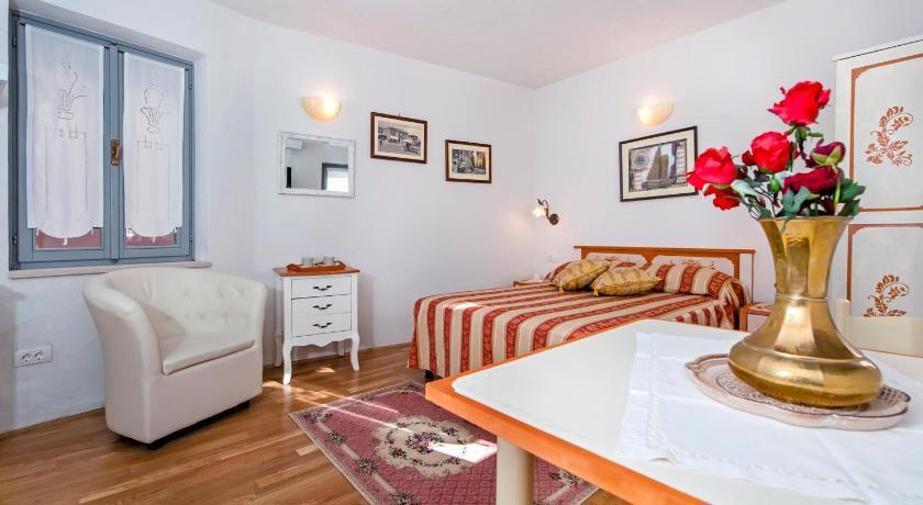 Rooms Sotto I Volti