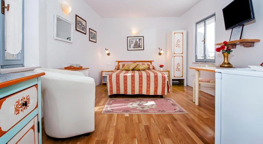 Rooms Sotto I Volti