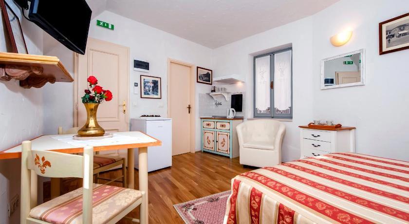 Rooms Sotto I Volti