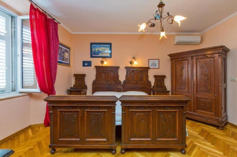 Amoret Apartments