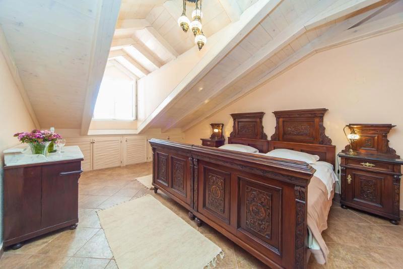 Amoret Apartments