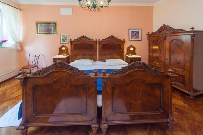 Amoret Apartments