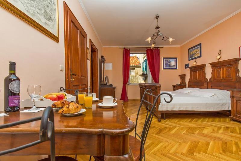 Amoret Apartments