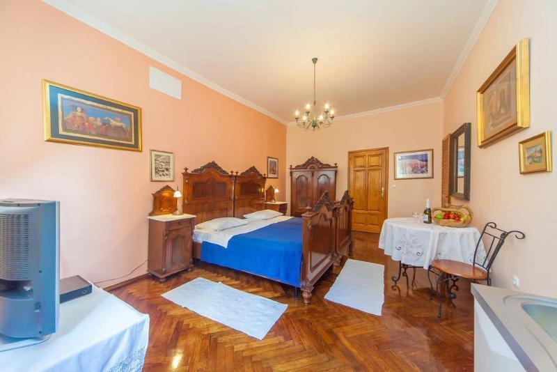 Amoret Apartments