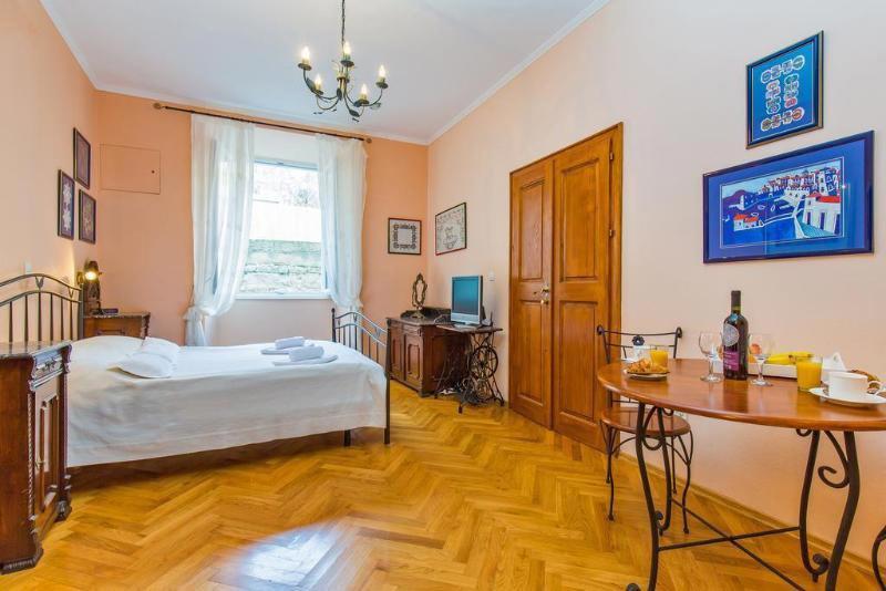 Amoret Apartments