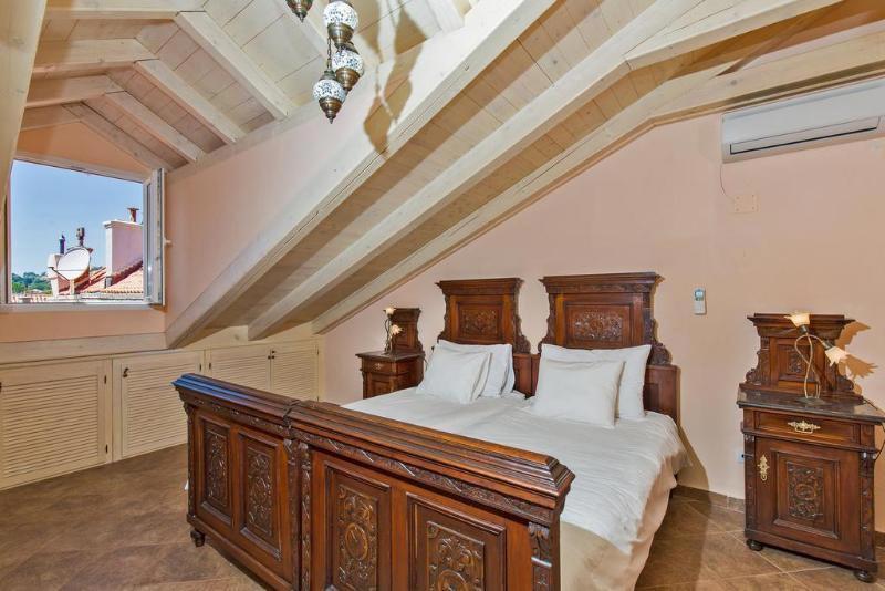 Amoret Apartments