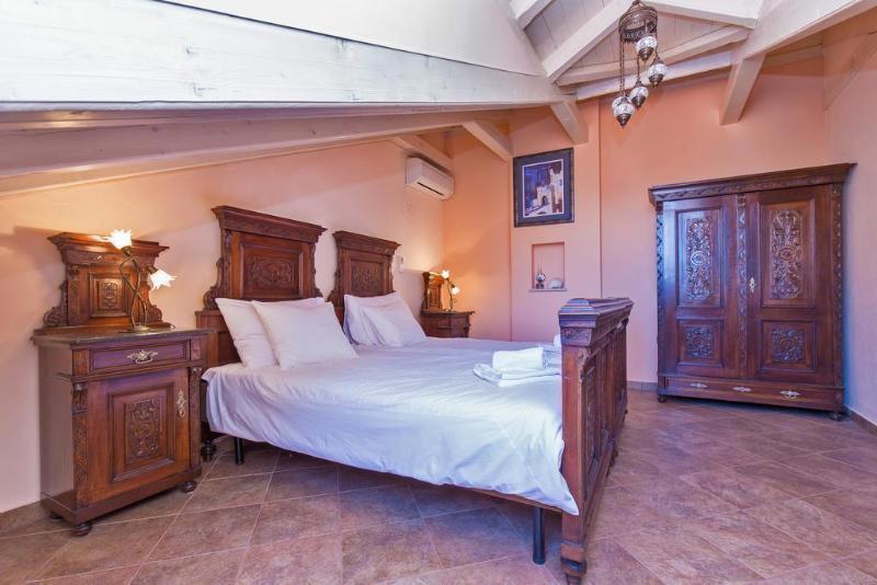 Amoret Apartments