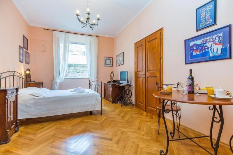 Amoret Apartments