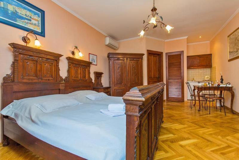 Amoret Apartments