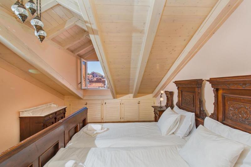 Amoret Apartments