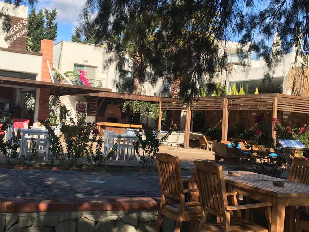 Meggs Hotel & Beach Restaurant