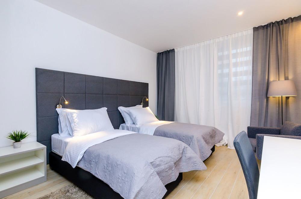 Rooms4U