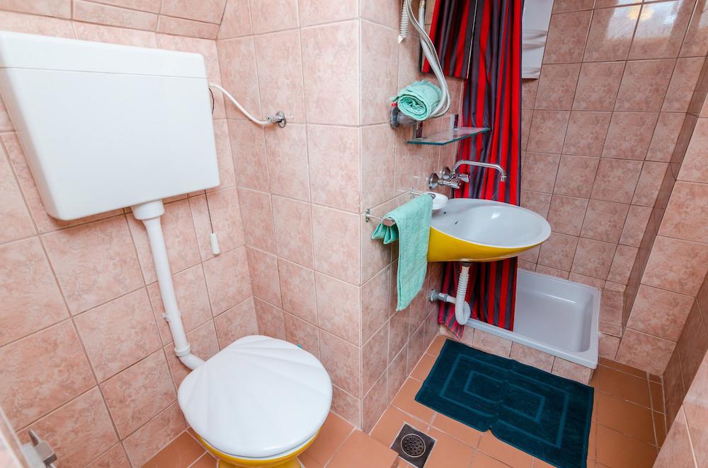 Apartments & Rooms Mihajica