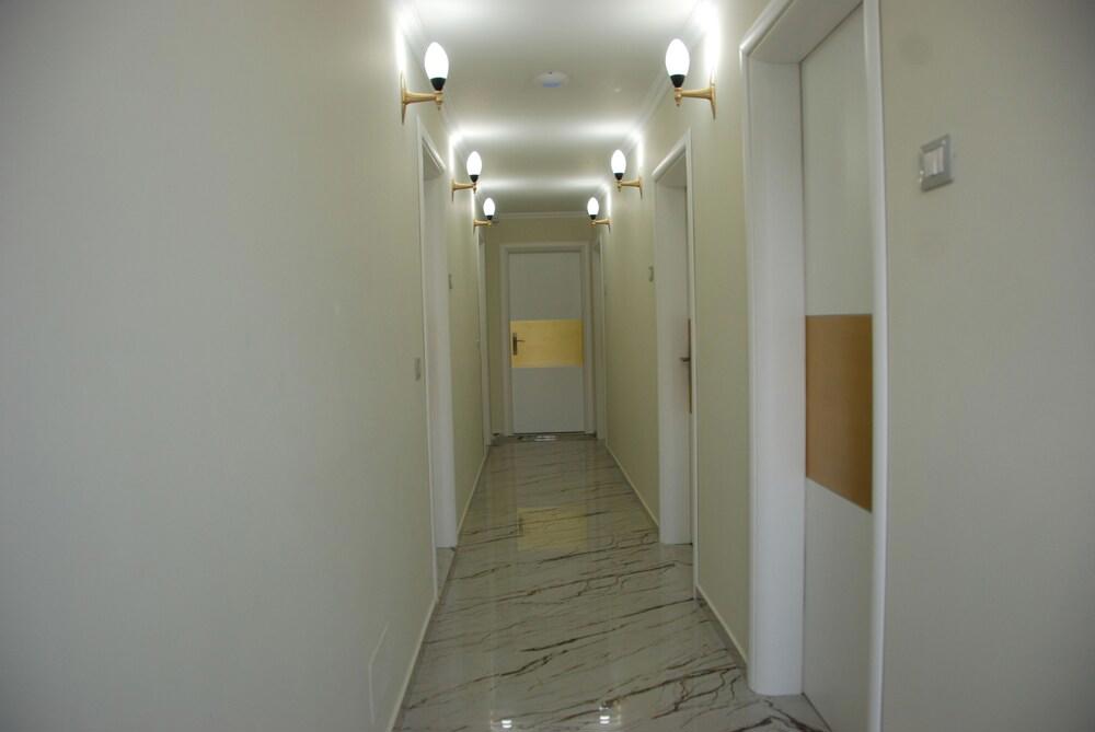 Crown Deluxe Apartments